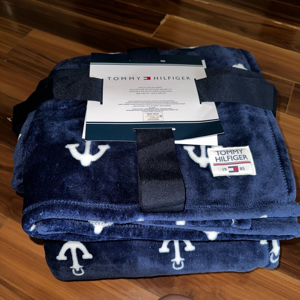 Tommy Hilfiger King size nautical anchor plush blanket